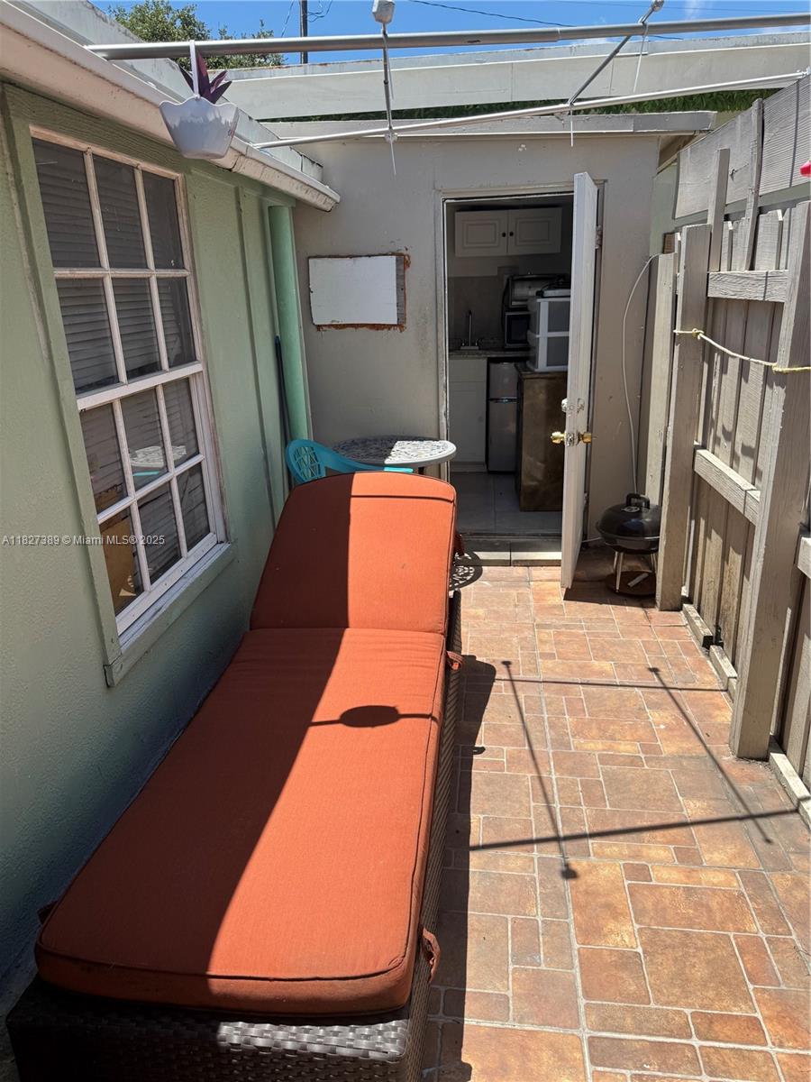 RENT is to be PAID WEEKLY……Clean Studio/efficiency unit. FAST MOVE IN Just freshly painted, with private entrance, private bathroom and small kitchenette. WONDERFUL East Hollywood location VERY close to Downtown and the BEAUTIFUL HOLLYWOOD & DANIA BEACHES. Easy walking Access to US-1 for bus route, and walking distance to shopping. ONE PARKING SPOT included. Great for one person that works nearby, it's like having your own little place to come home to.