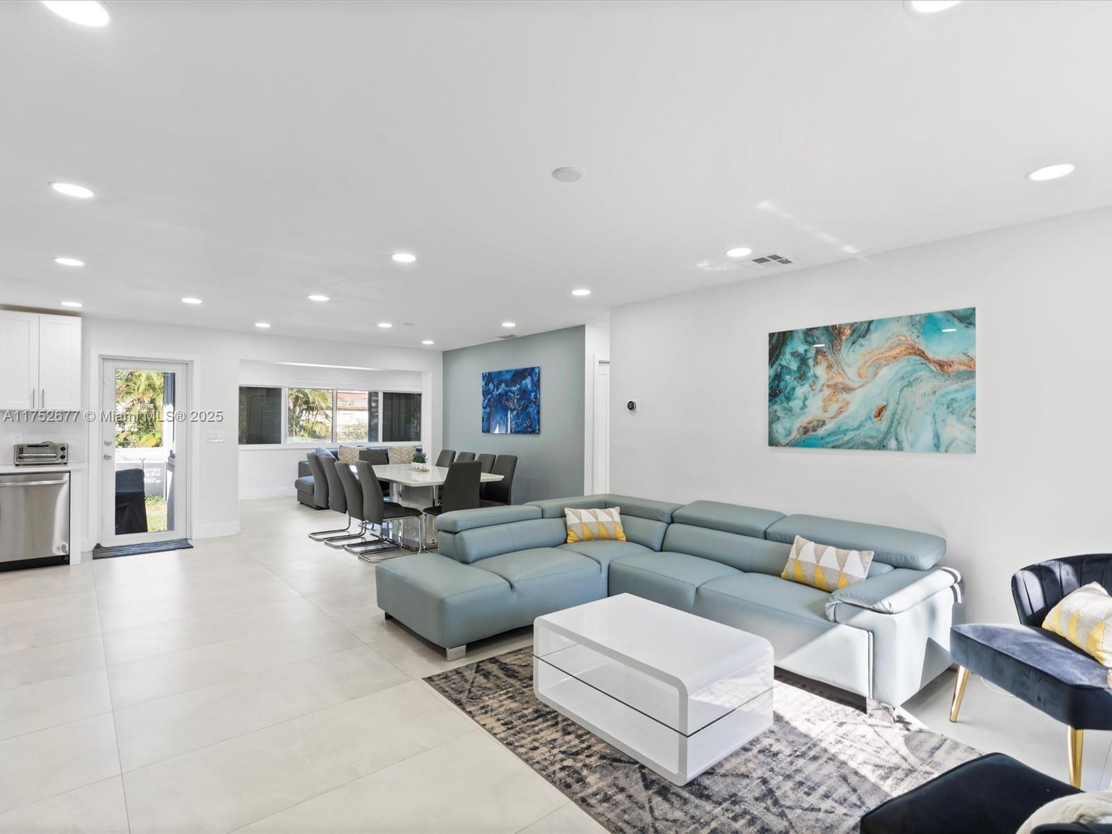 ELLAS LITTLE ACRES 1ST AD - Residential
