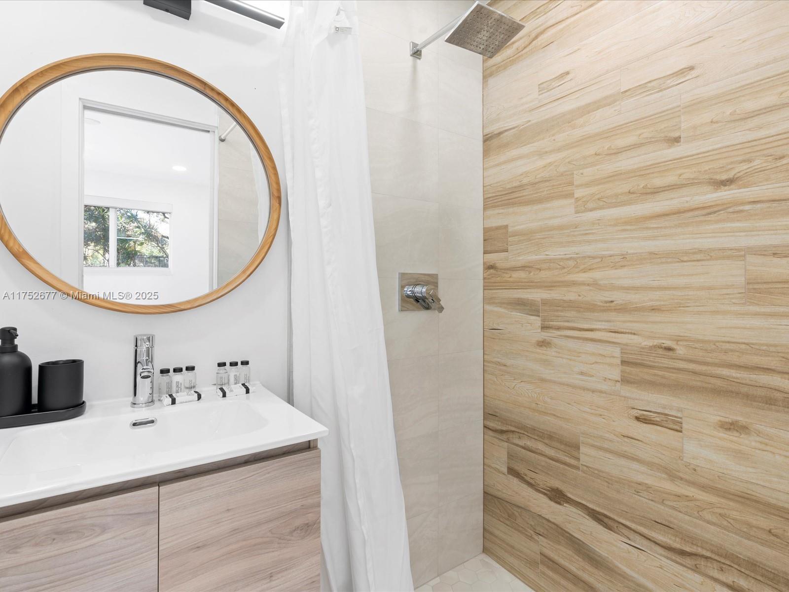 ELLAS LITTLE ACRES 1ST AD - Residential