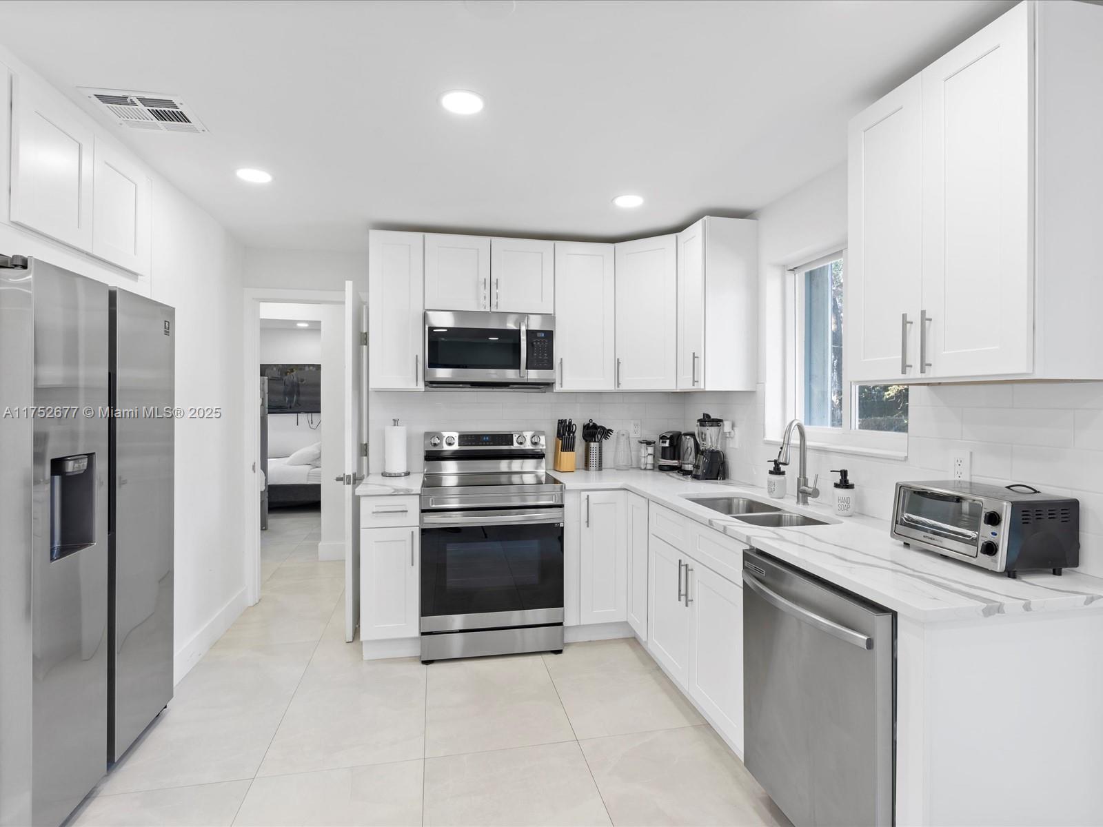 ELLAS LITTLE ACRES 1ST AD - Residential