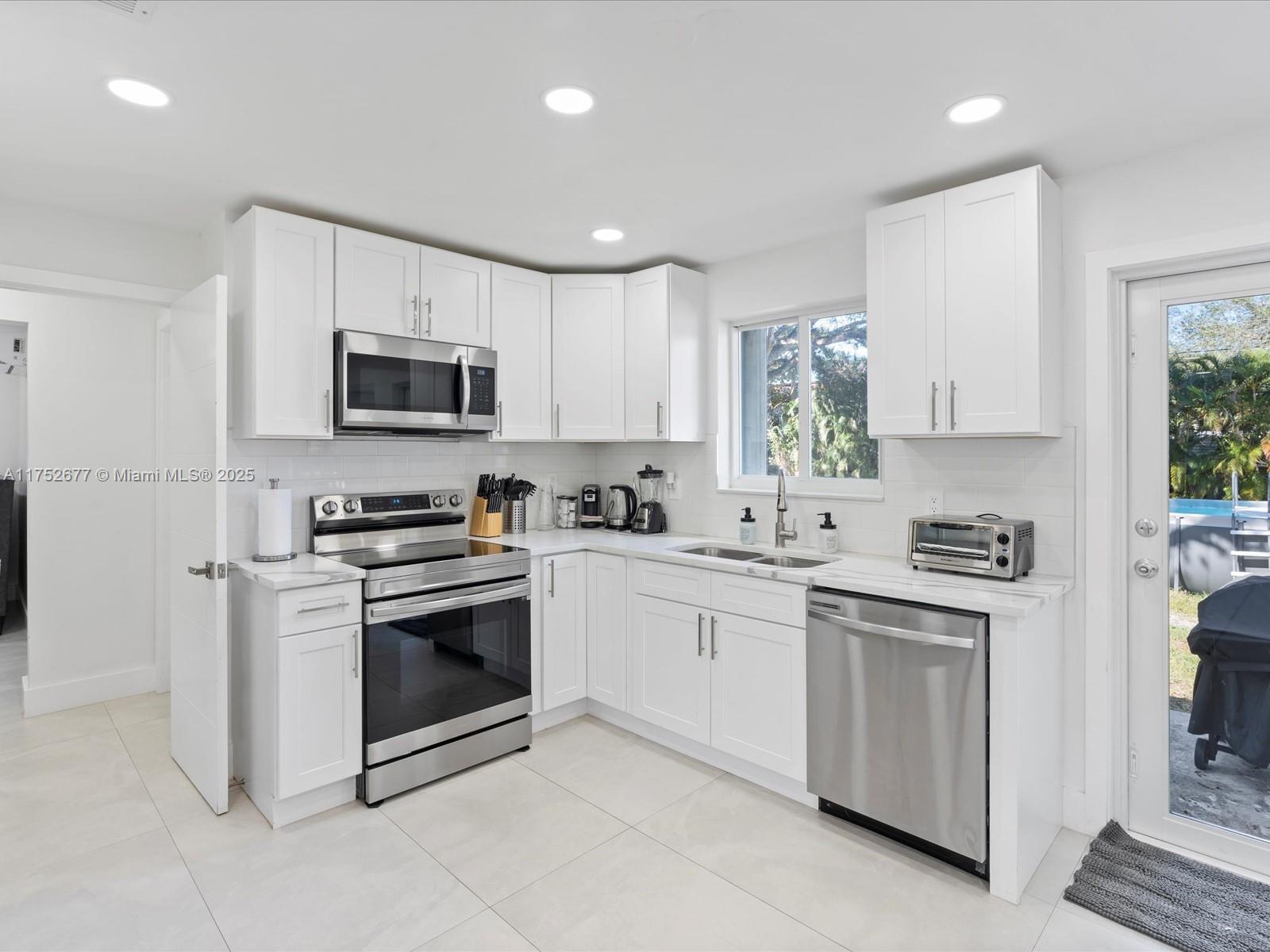 ELLAS LITTLE ACRES 1ST AD - Residential