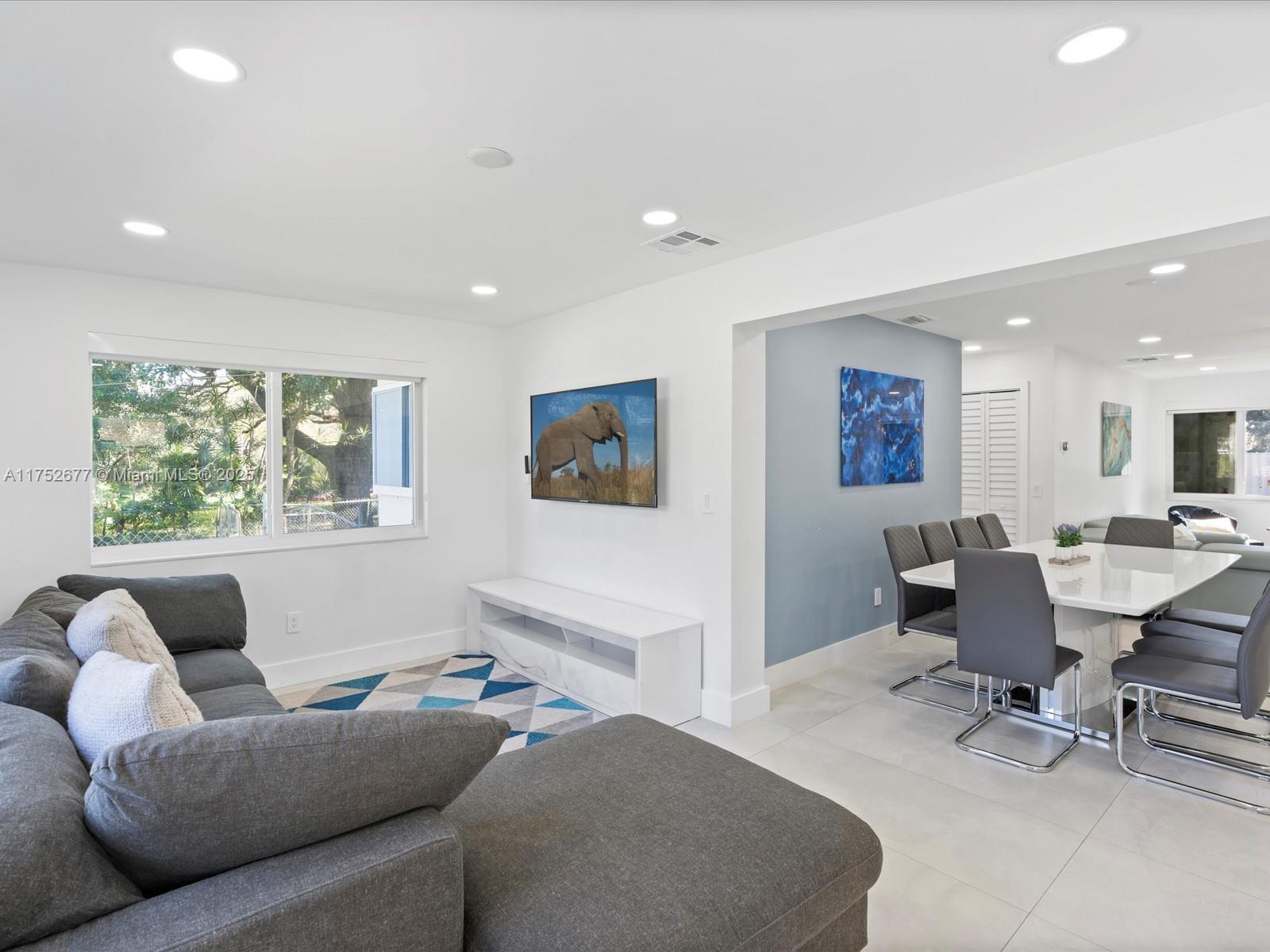 ELLAS LITTLE ACRES 1ST AD - Residential