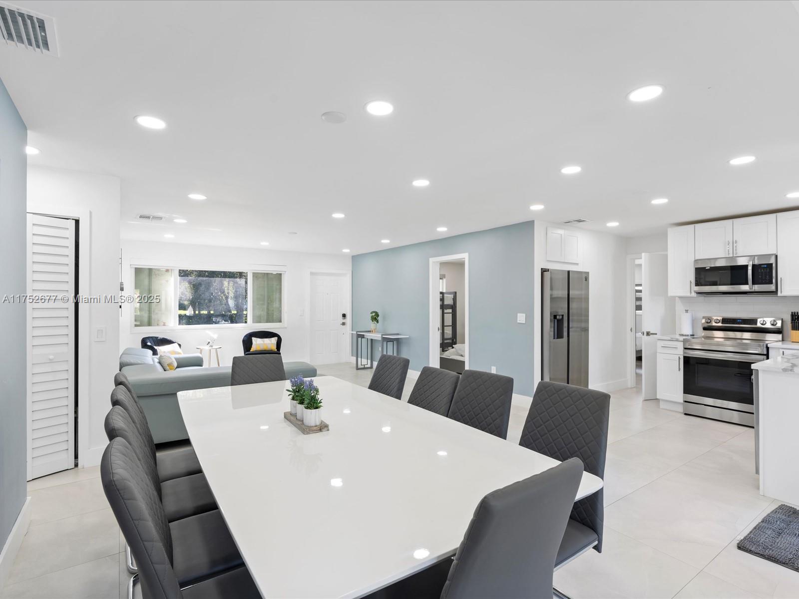 ELLAS LITTLE ACRES 1ST AD - Residential
