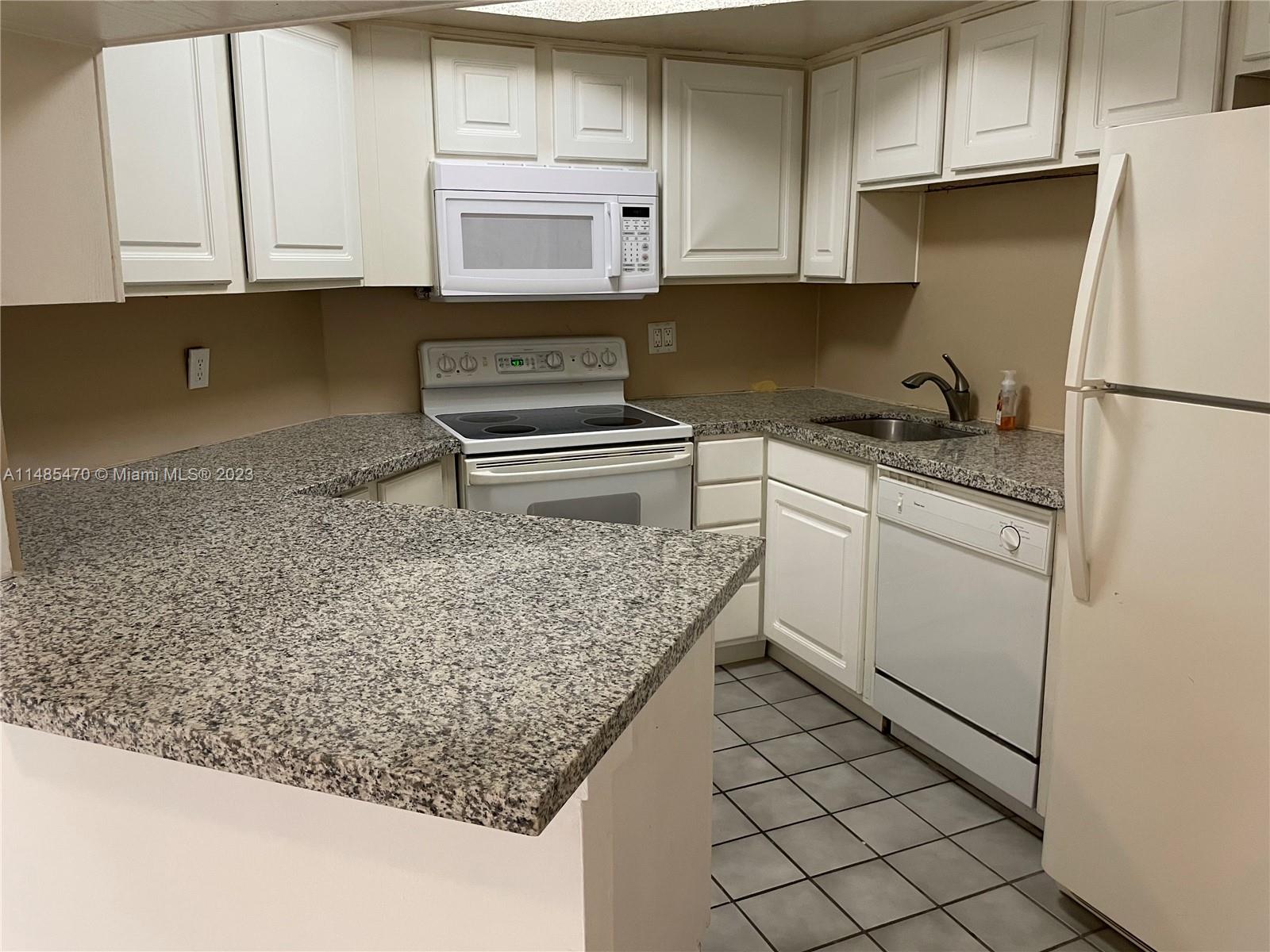 Beautiful 2Bed/2Bath spacious 1197 sqf apartament on first floor in the heart of Doral club house has tennis, gym and pools, close by Down Town Doral