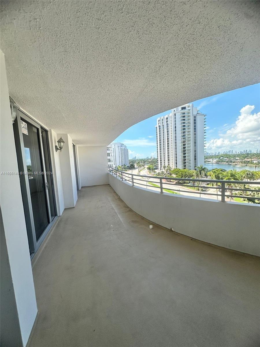 5555 Collins Ave 8Z