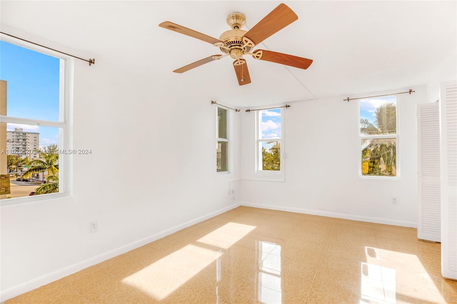 THE KNIGHTSBRIDGE CONDO - Residential