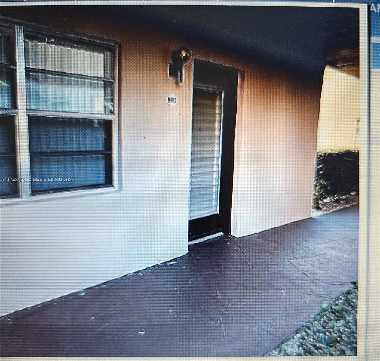 GREAT FOR INVESTMENT, NO WAITING TIME, RENTALS ARE ALLOWED INMEDIATELY., SPACIOUS, BRIGHT AND AIRY 1ST FLOOR, 2 BEDROOM , 2BATH,
NICE KITCHEN AND BATHROOMS. DISPOSAL, NEWER LARGE NEUTRAL TILE THROUGHOUT LIVING AREA. FULL SIZE WAHER/DRYER. SCREENED PATIO WITH
ROLL-UPS. THIS LOVELY UNIT OFFERS A TRANQUIL, PRIVATE & SERENE SETTING. WALKING DISTANCE TO THE FLANDERS CLUBHOUSE. KING POINT FEATURES
LOTS CLUBS & ORGANIZATIONS, THEATER,CARDROOMS,RESTAURANTS,FITNESS CENTER, BILLARDS, INDOOR & OUTDOOR POOLS, HAIR & NAIL SALON. PUBLIC
GOLF COURSE, TENNIS, PICKLEBALL, RACQUETBALL,BASKETBALL COURTS AND MUCH MORE. COURTESY BUSES TAKE YOU THROUGHOUT THE COMMUNITY
AND SHOPPING CENTERS. GUARD GATED 24/7.