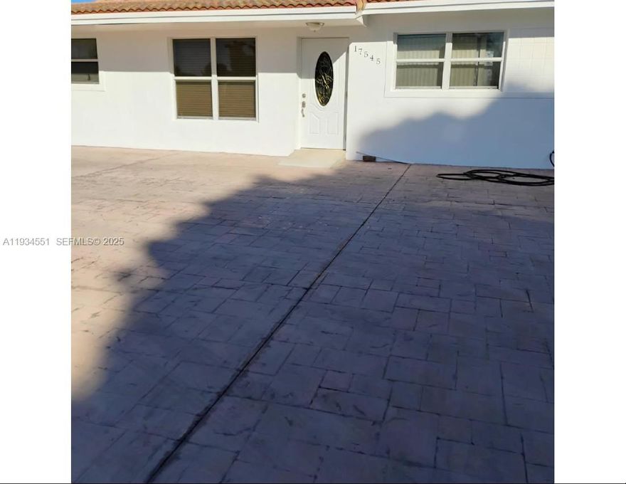 SINGLE FAMIKY 3/3  EN CAROL CITY ,CORNER ,,BROAD PARKING FOR MORE THAN 6 CARS  ,EXCELLENT  INVESTMENT PROPERTY  .,,,INTERESTED PARTIES  BY APPOINTMENT ONLY  CALL ANA