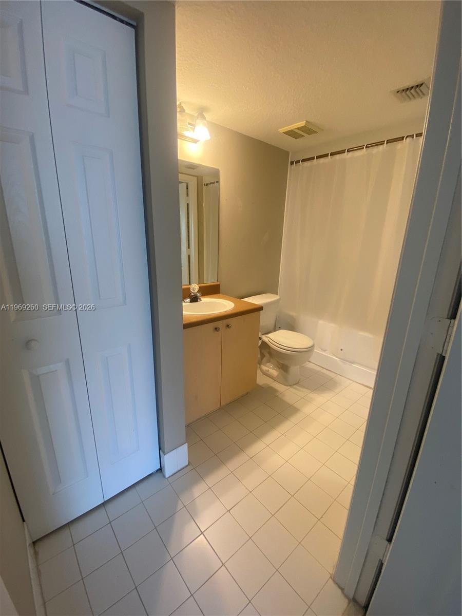 EMERALD ISLE AT LAGUNA LA - Residential Lease