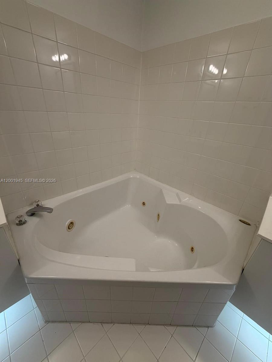 DORAL HOUSE CONDO NO 3 - Residential