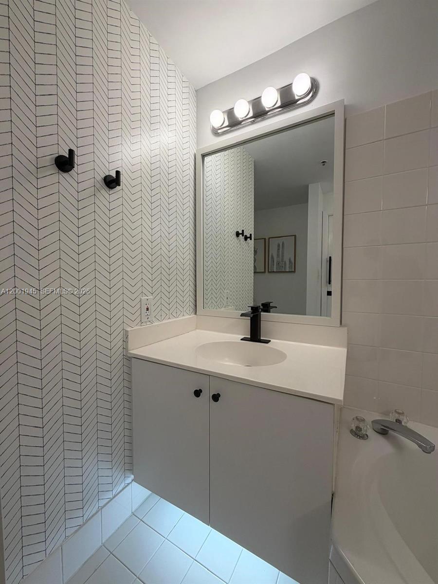 DORAL HOUSE CONDO NO 3 - Residential