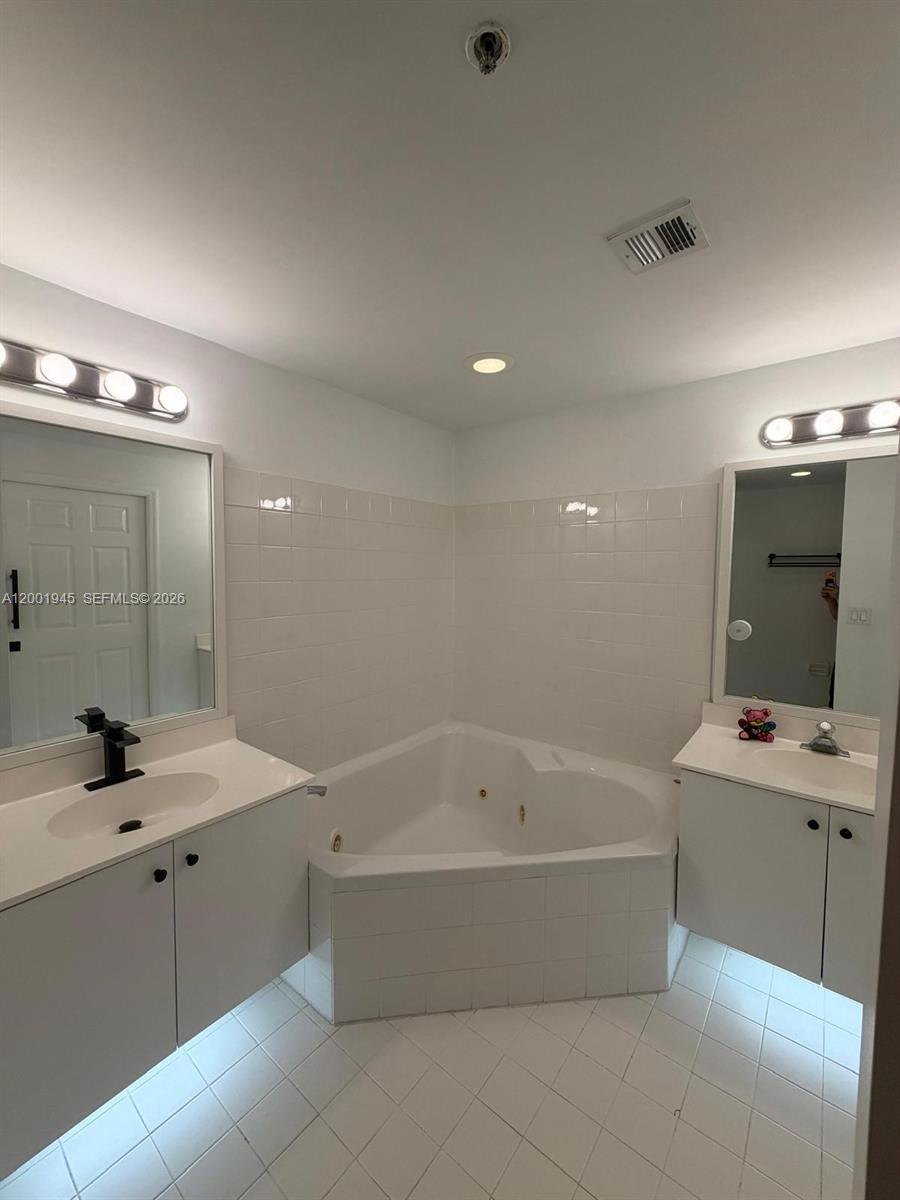 DORAL HOUSE CONDO NO 3 - Residential