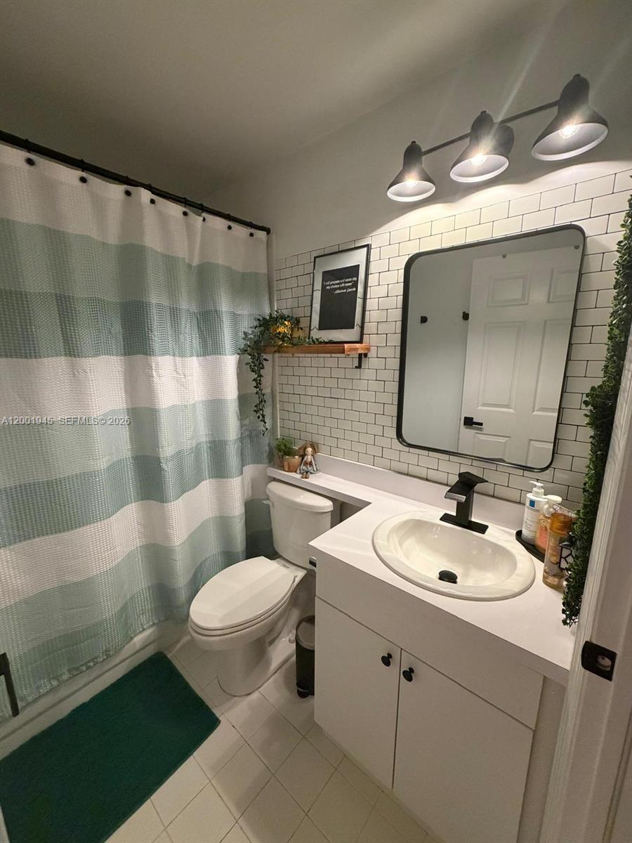 DORAL HOUSE CONDO NO 3 - Residential