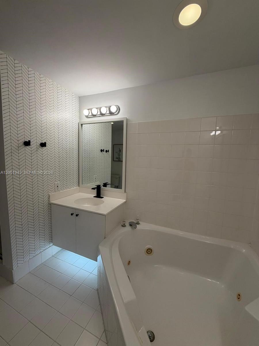 DORAL HOUSE CONDO NO 3 - Residential