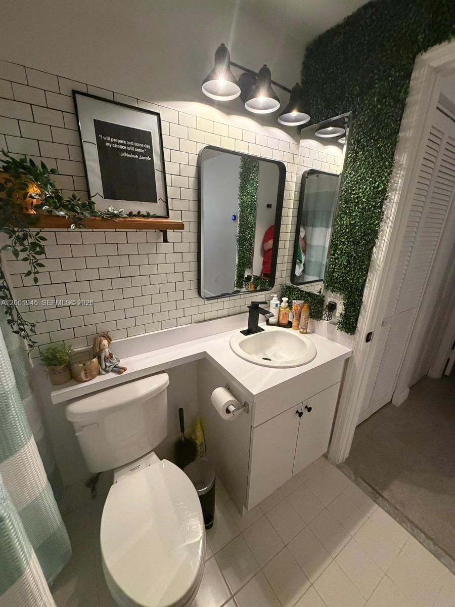 DORAL HOUSE CONDO NO 3 - Residential