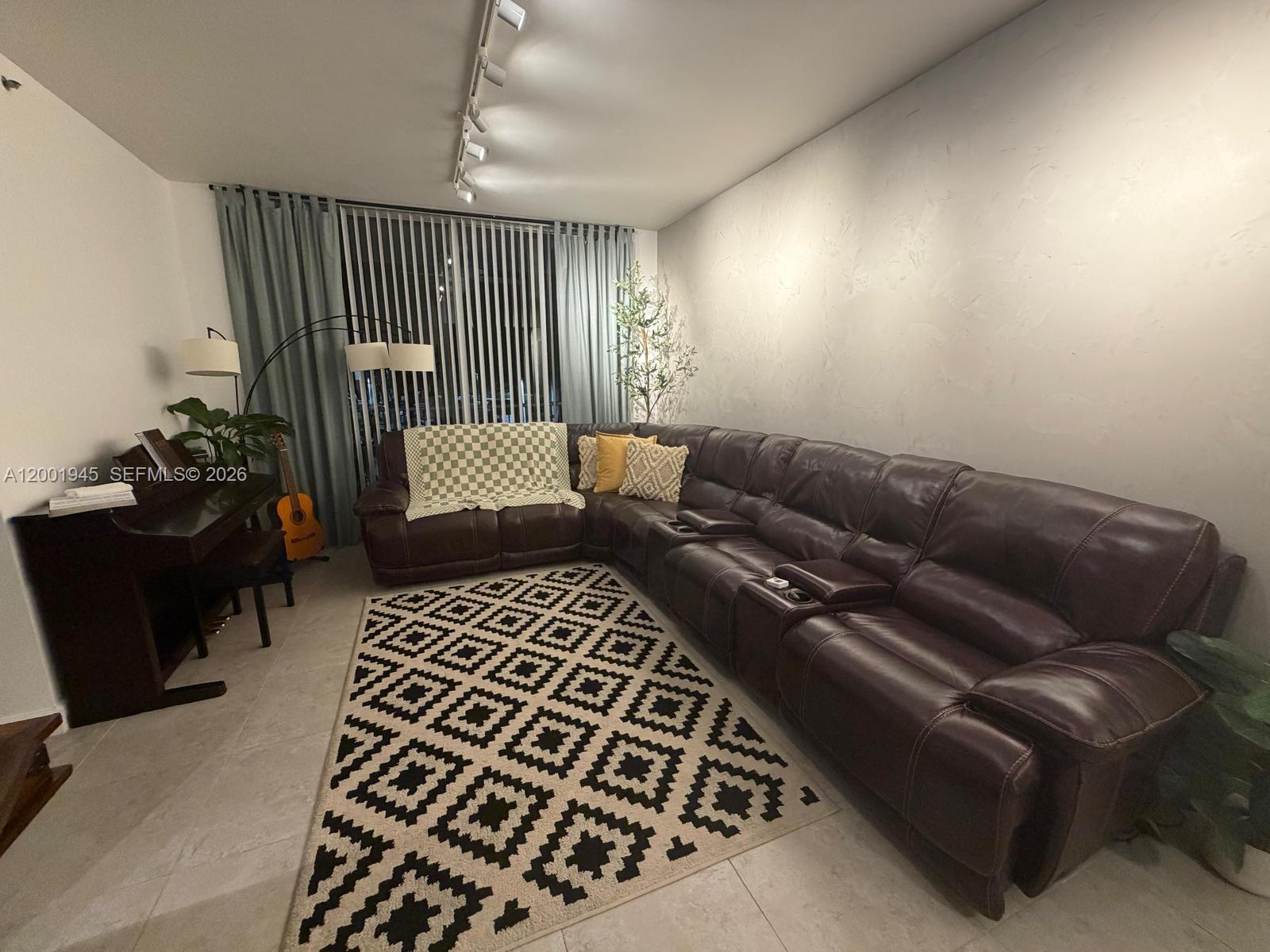 DORAL HOUSE CONDO NO 3 - Residential