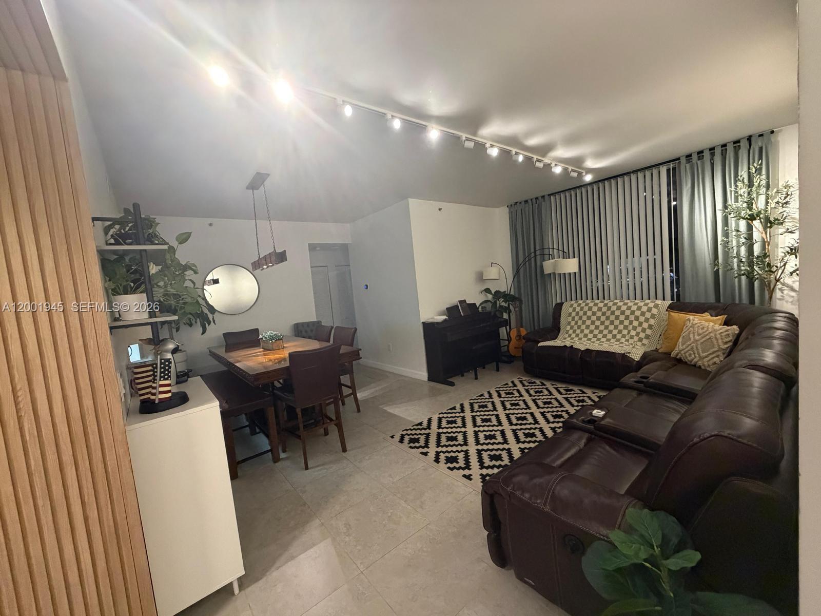 DORAL HOUSE CONDO NO 3 - Residential