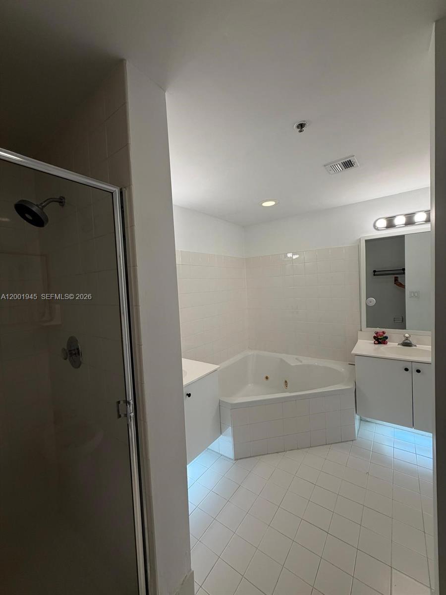 DORAL HOUSE CONDO NO 3 - Residential