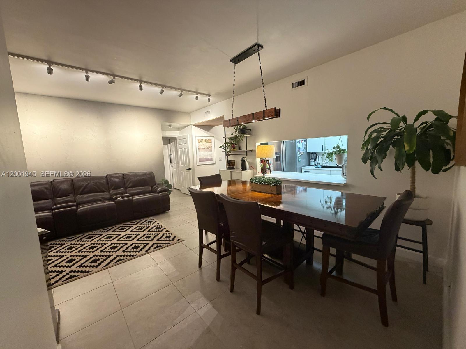 DORAL HOUSE CONDO NO 3 - Residential