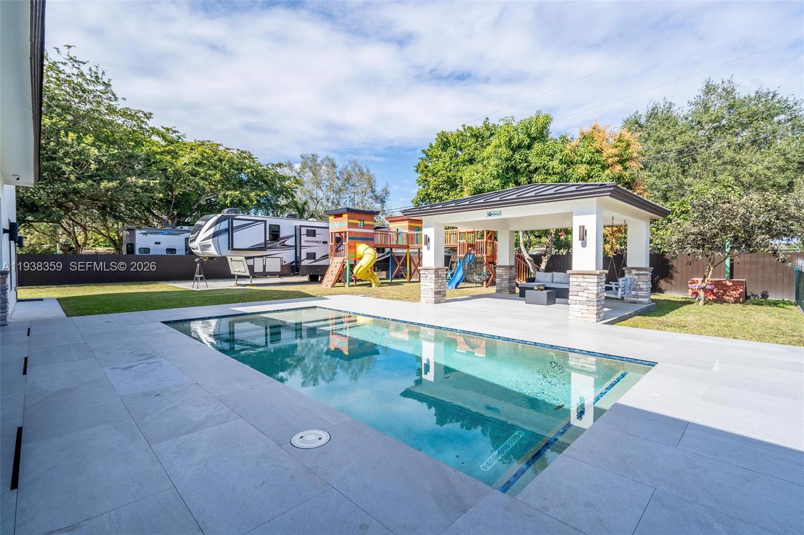 CLUB MANOR - Residential