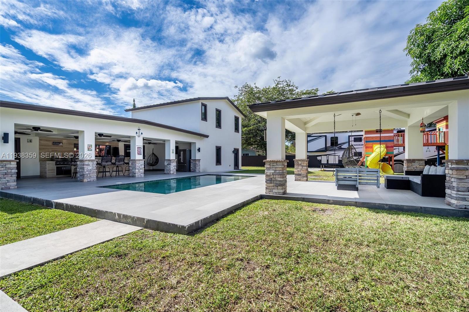 CLUB MANOR - Residential