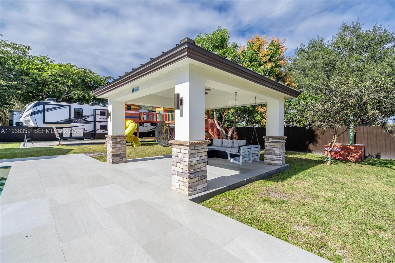 CLUB MANOR - Residential