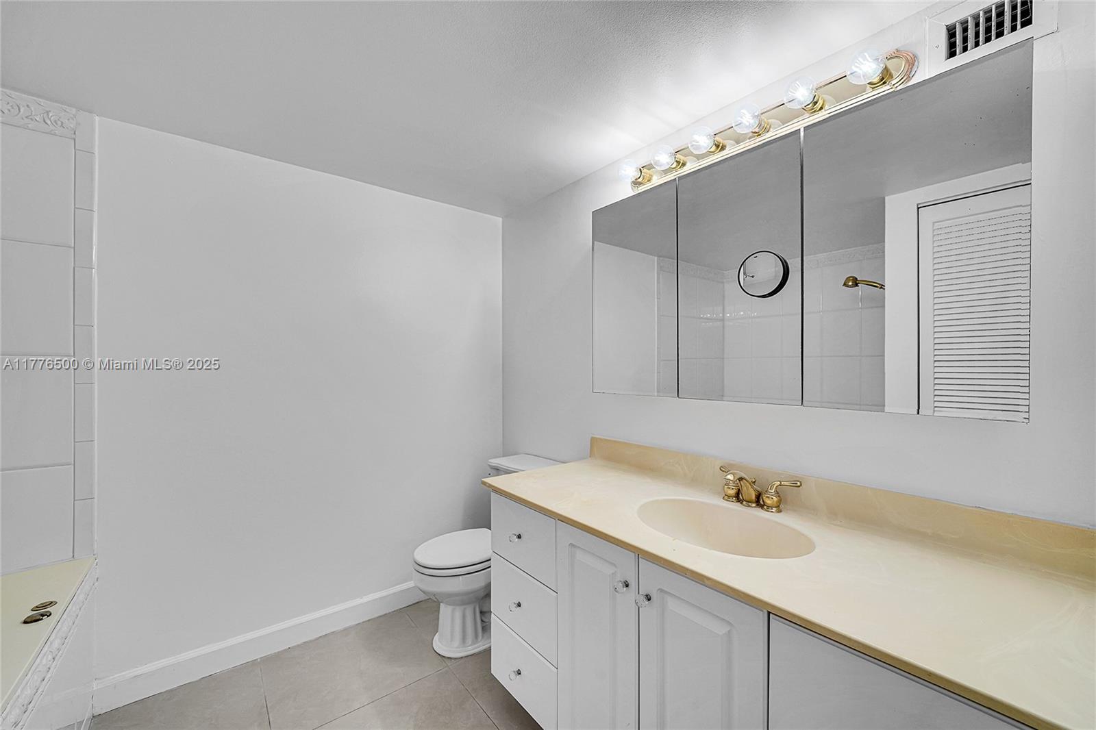 200 LESLIE CONDO - Residential