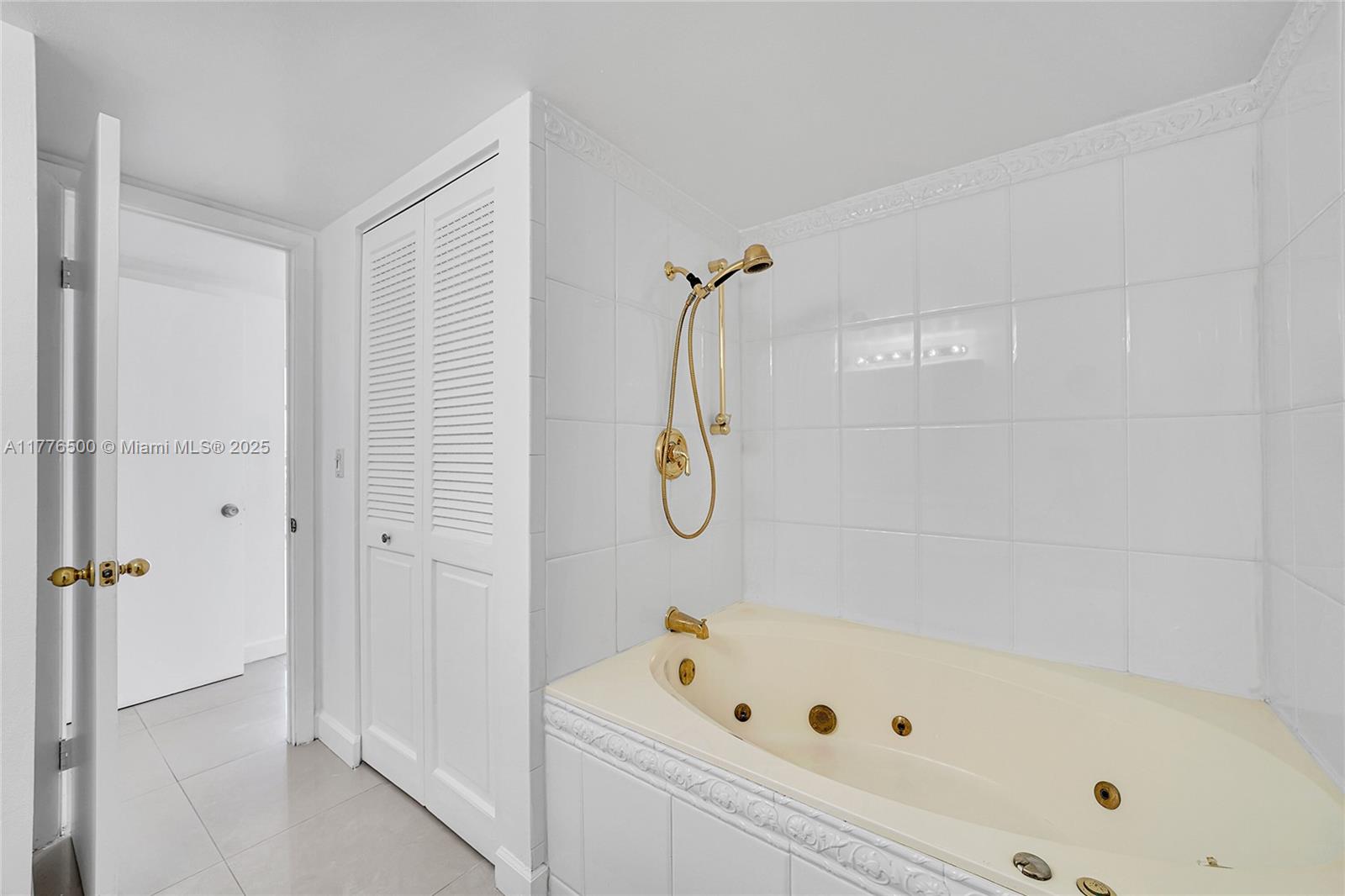 200 LESLIE CONDO - Residential
