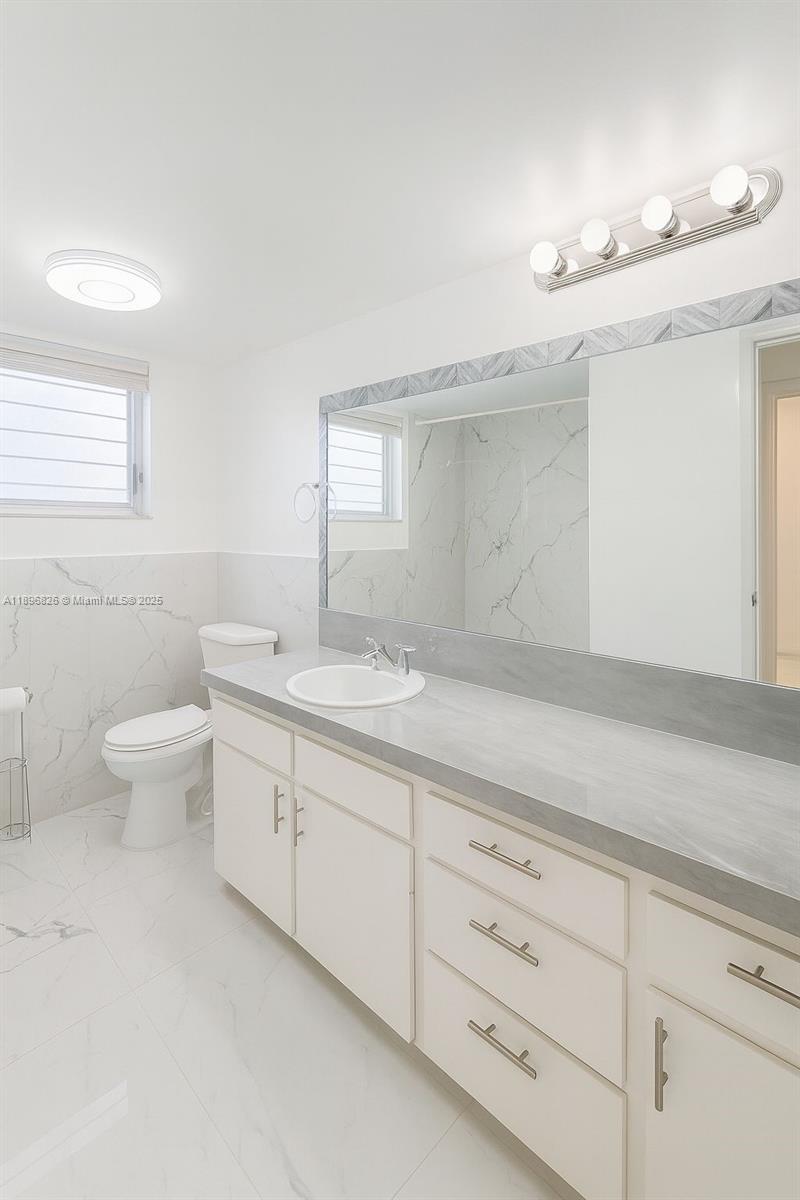 View photos, virtual tours, details... 1710 NE 191st St 307-3