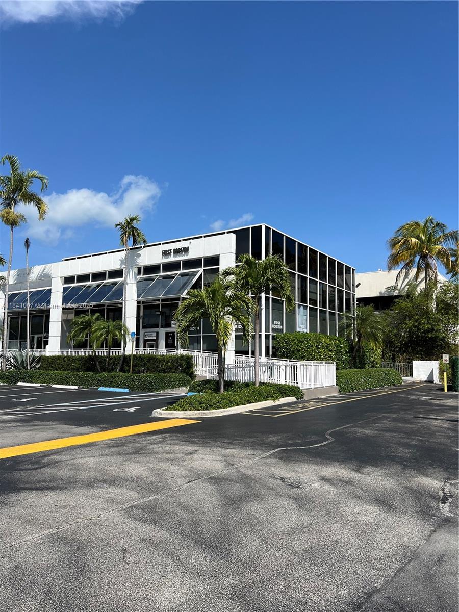 Rare opportunity to lease a CORNER unit at The Square shopping center. Among 55 units, this is one of only two facing the street. The other corner unit is occupied by Bank of America on the opposite side, offering unparalleled visibility with direct frontage on Crandon Boulevard, the island's main thoroughfare. Strategically located at the entrance of the center, this unit benefits from high foot traffic and a captive client base within Key Biscayne's affluent zip code. For over 20 years, this prime location has been continuously occupied by banks, demonstrating robust commercial viability and strong customer draw.
The shopping center boasts a diverse tenant mix, including popular restaurants, retailers, salons, and offices, ensuring a vibrant and dynamic commercial environment.