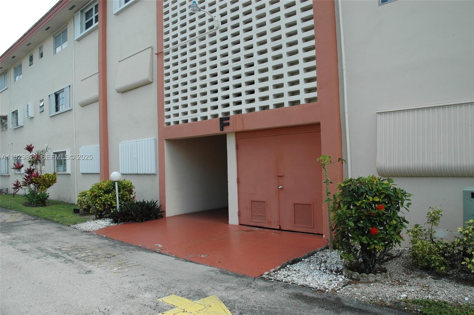 View photos, virtual tours, details... 5300 Washington St F119