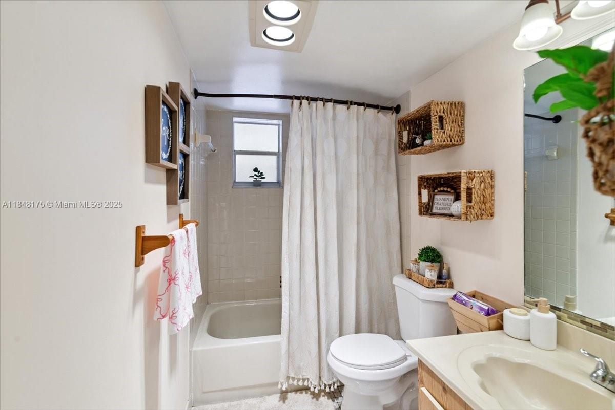 COUNTRY LANE CONDO #2 - Residential