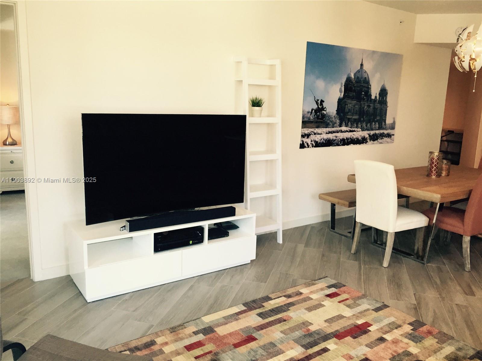 1100 MILLECENTO RESIDENCE - Residential