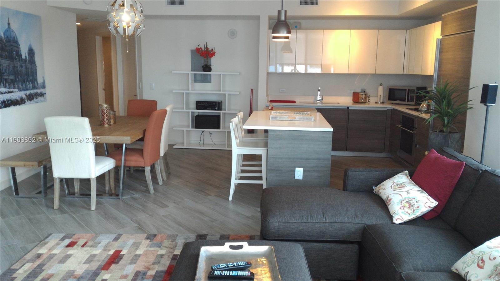 1100 MILLECENTO RESIDENCE - Residential