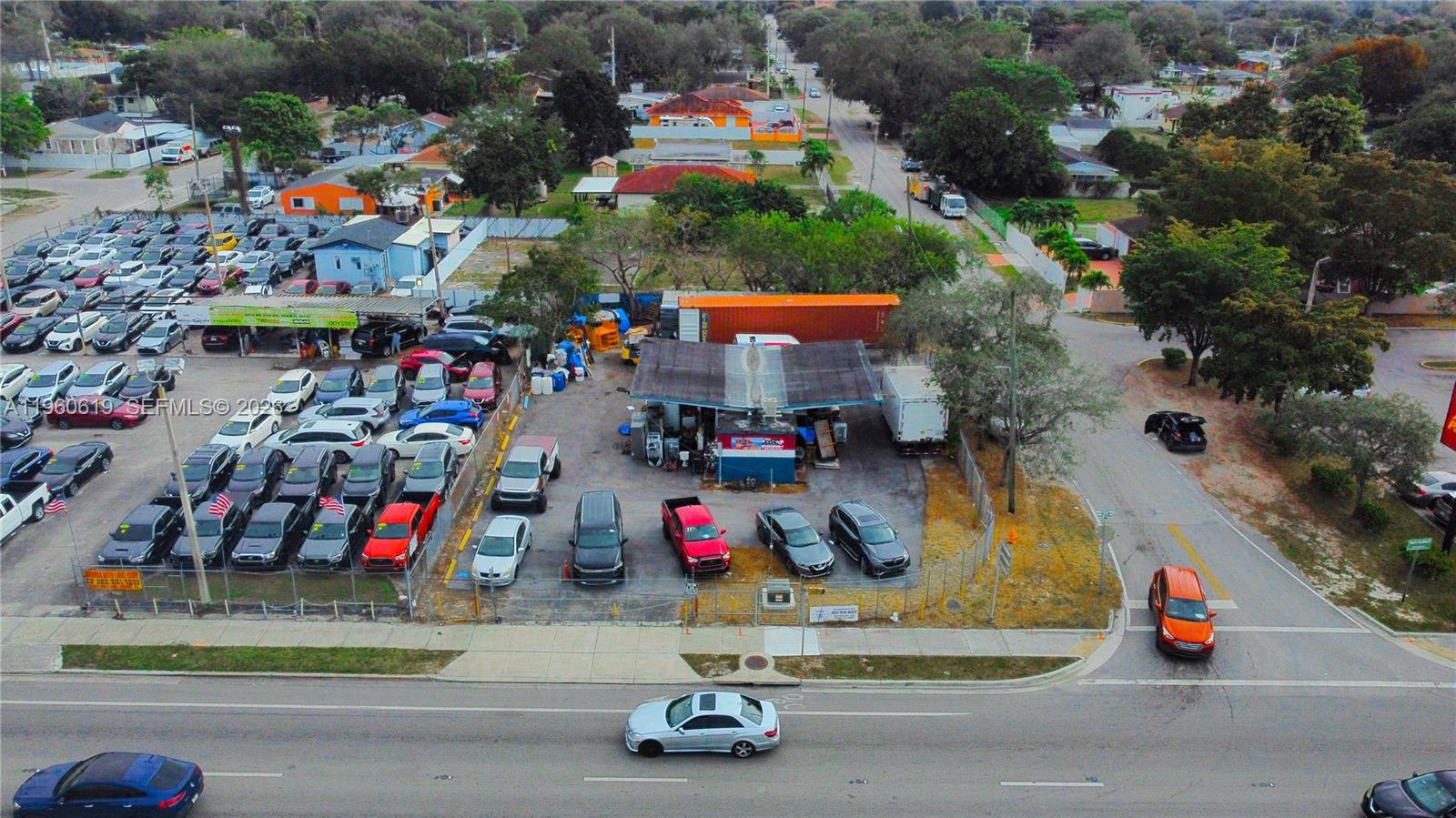 Main image without alt text