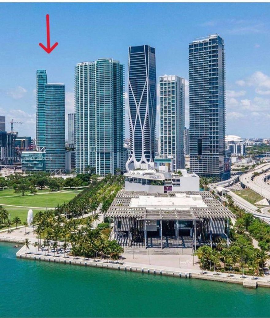 Gorgeous 2Bed/2Bath in the Worldcenter area with bay and skyline views from a large balcony. Open Kitchen with Island and stainless steel appliances. Great building amenities including 2 heated swimming pools, hot tub, fitness center, BBQ area, sand volleyball court, business center, 24-hr concierge and valet parking. Walking distance to Miami's finest Museum Park, minutes away from Brickell and next to highways to Miami Beach and Miami International airport.