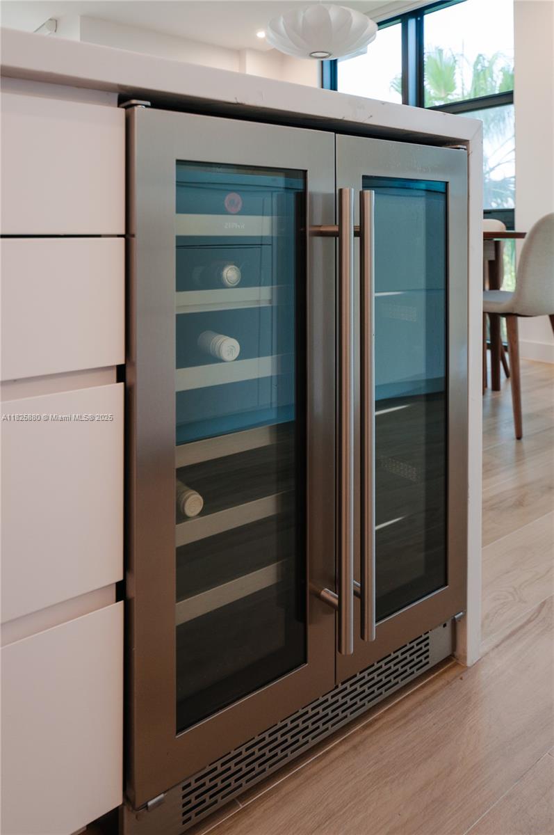 TOWERS OF KEY BISCAYNE CO - Residential Lease