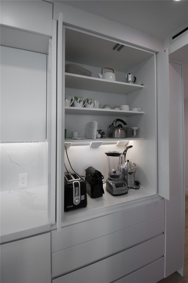 TOWERS OF KEY BISCAYNE CO - Residential Lease