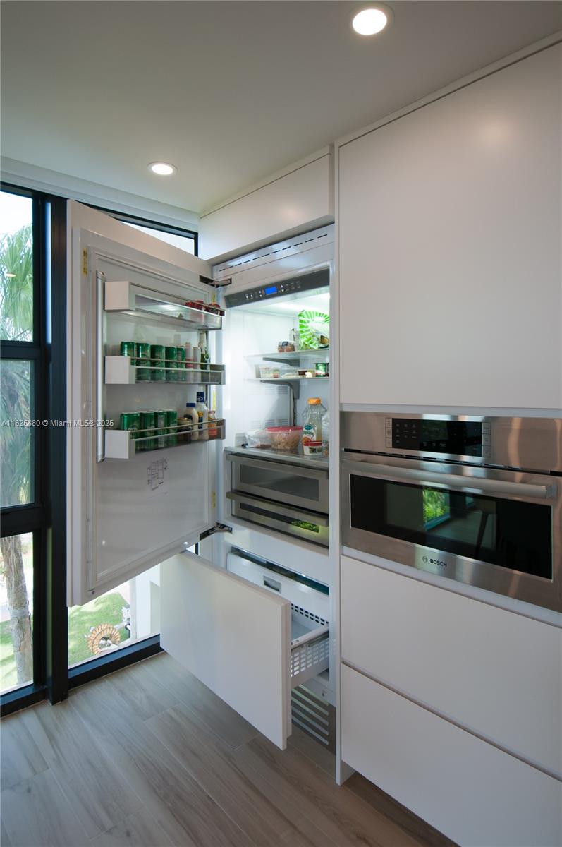 TOWERS OF KEY BISCAYNE CO - Residential Lease