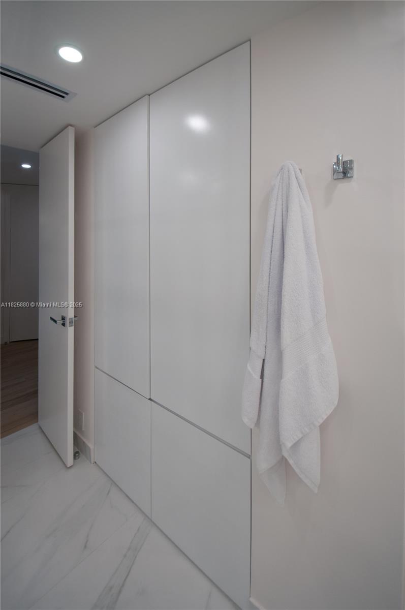 TOWERS OF KEY BISCAYNE CO - Residential Lease