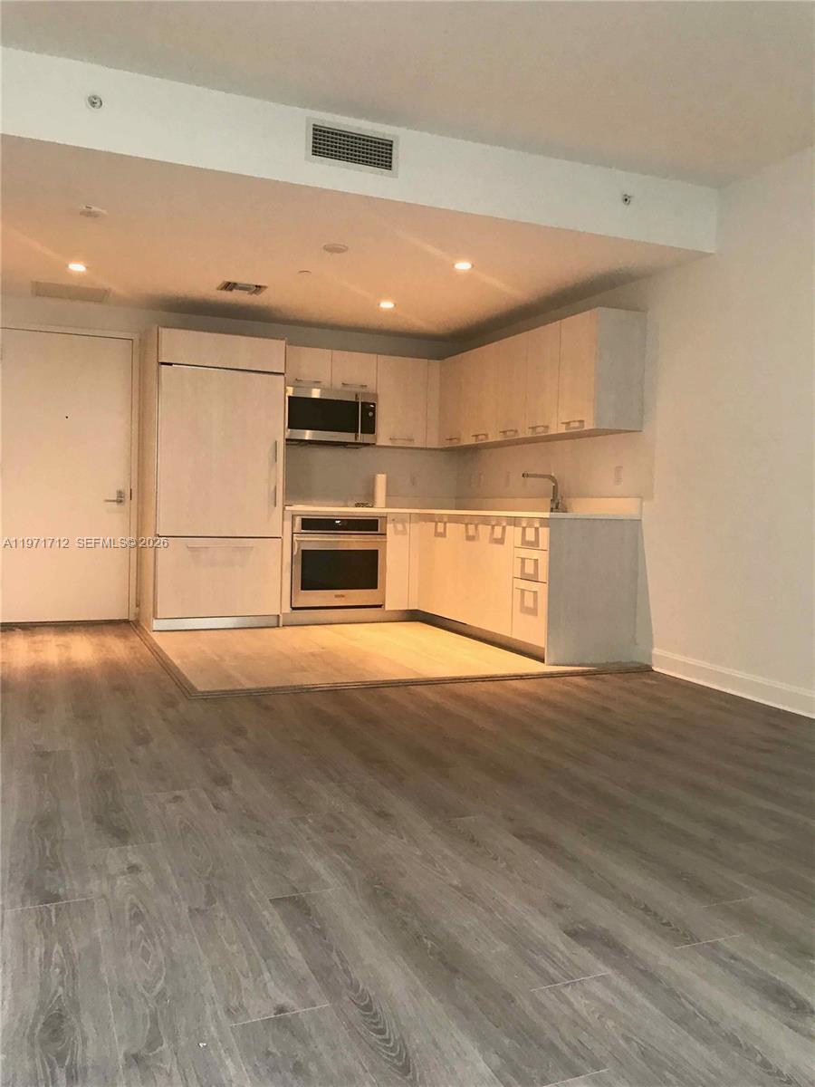 45 SW 9th St 2807