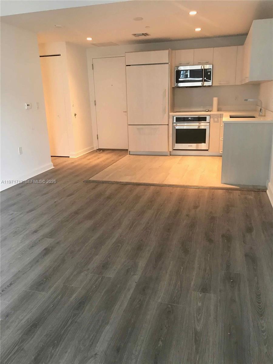 45 SW 9th St 2807