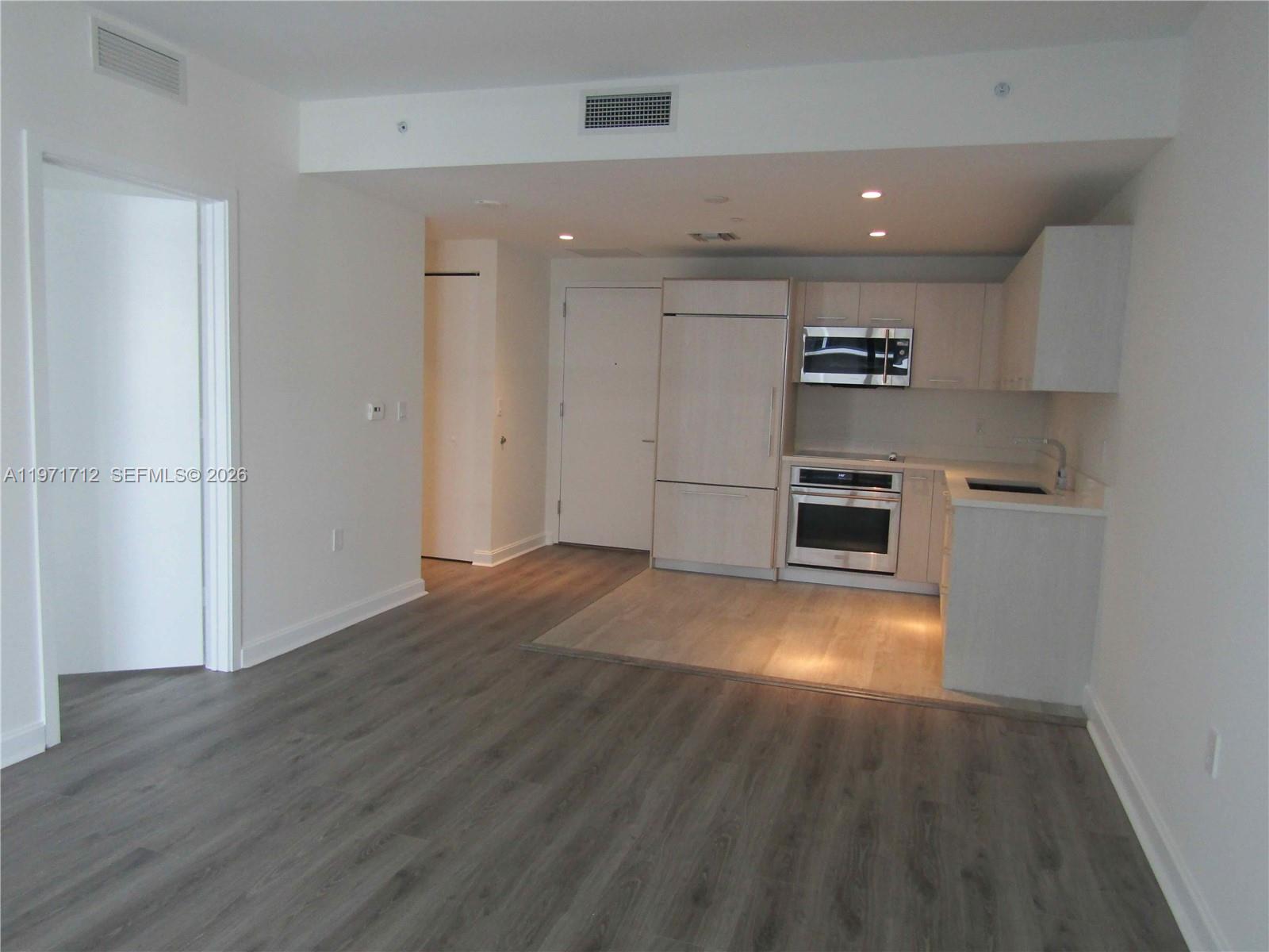 45 SW 9th St 2807