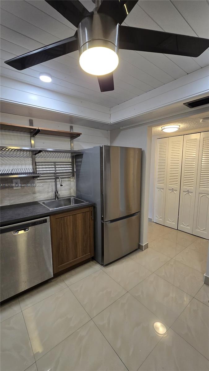 1000 Parkview Dr 218