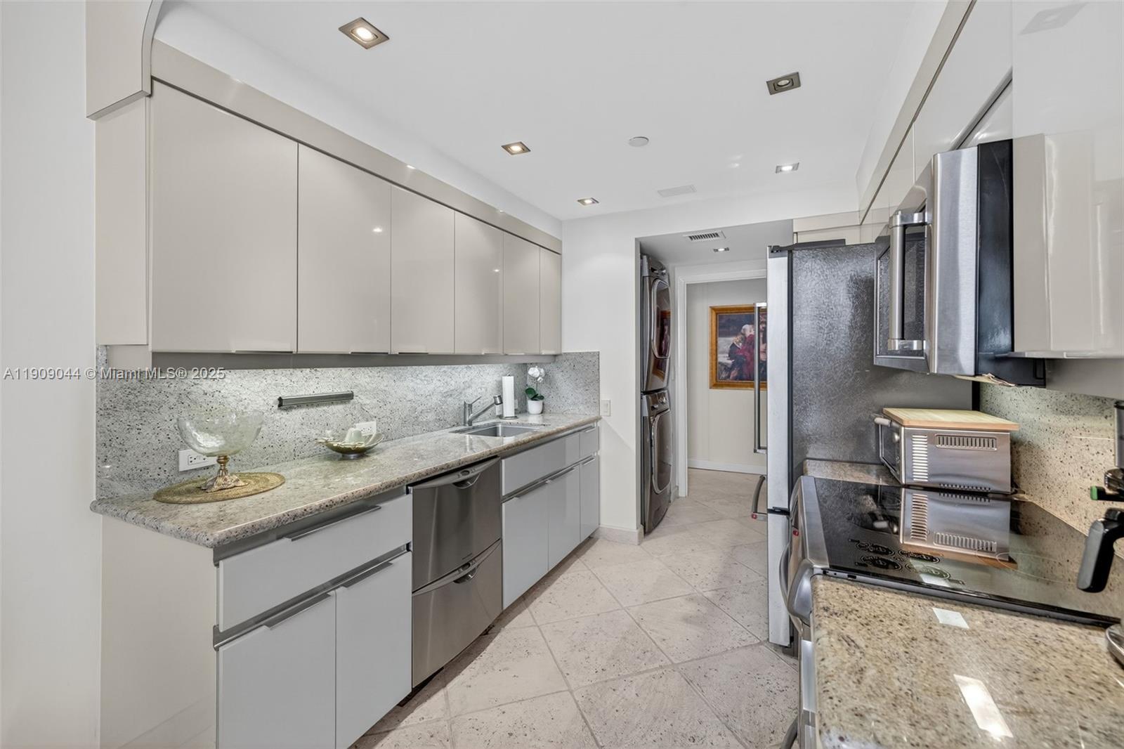 3000 ISL BLVD WILLIAMS IS - Residential