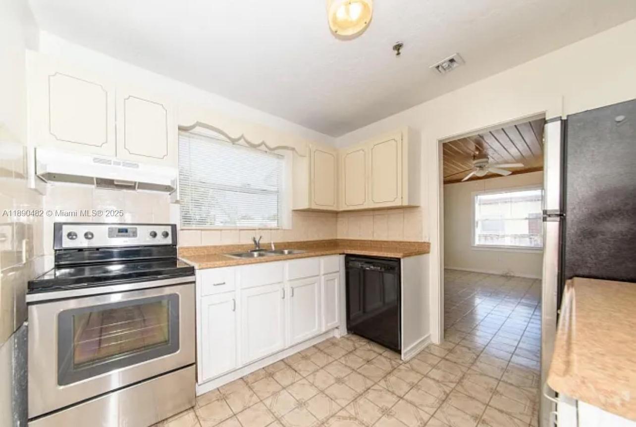ESTATES OF SOUTH PALM BEA - Residential Lease