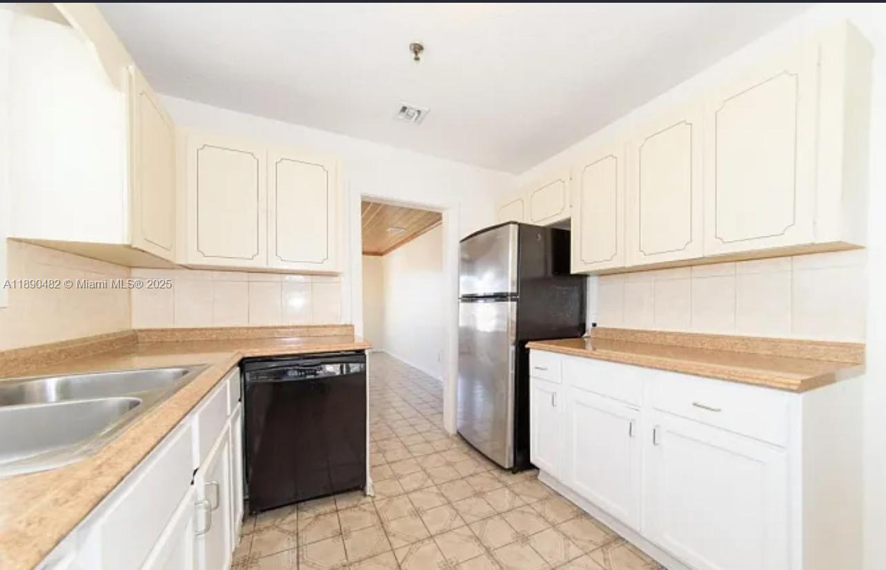 ESTATES OF SOUTH PALM BEA - Residential Lease