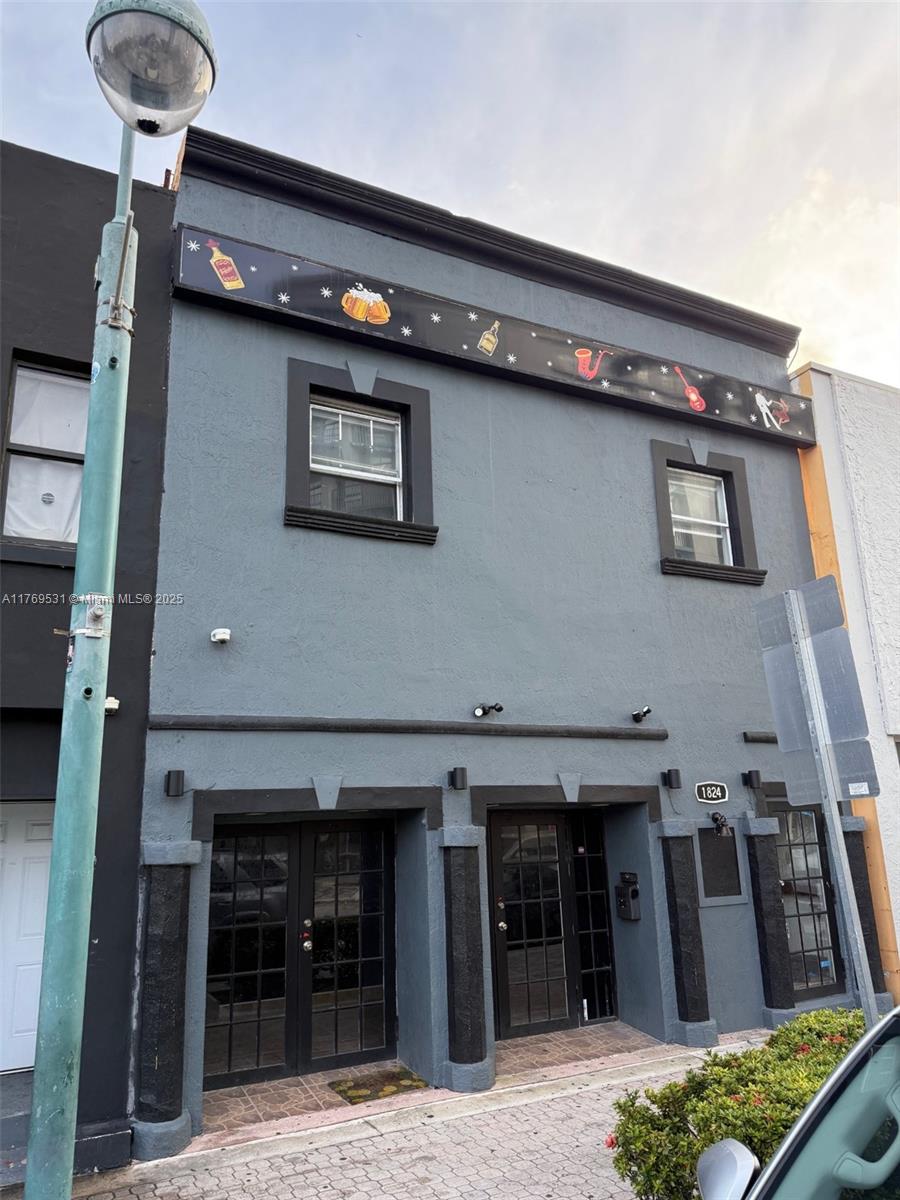 3700 SQFT restaurant. Great exposure Traffic count 14,000 per day. Two story building that it must be rented to one tenant. Big and ample kitchen area that allows the tenant to grow the business. Fully equipped but landlord won't guarantee that the every piece of equipment works