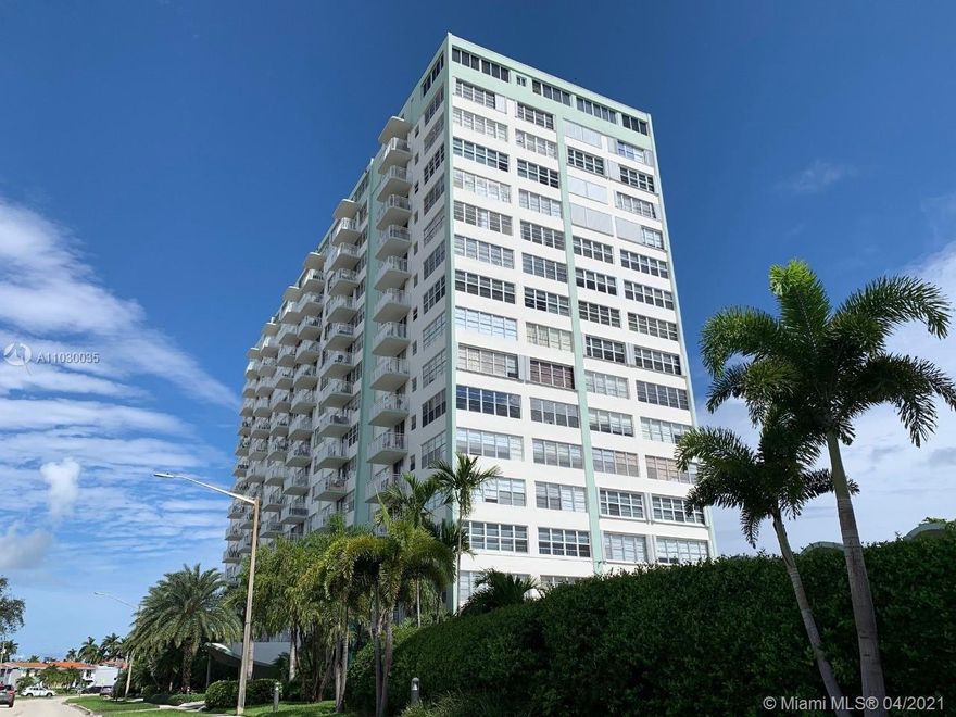 Ready to move in,  bring just your suitcase and enjoy the Miami lifestyle, open-concept kitchen and living space with unbreathable skyline view. conveniently located, 10 minutes from the beach, close to shopping plazas, main avenues, beautiful and quite neighborhood. Building offers full amenities such pool, gym, spa, meeting room, lobby.