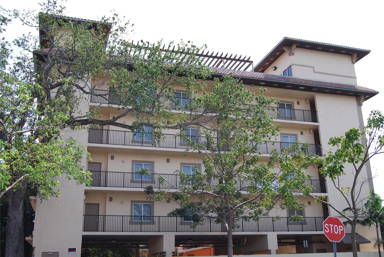 BRIGHT & SPACIOUS UNIT IN A SMALL AND GATED COMMUNITY. 2 BEDS, 2 BATHS, CERAMIC FLOORS ALL THROUGH, WASHER AND DRYER INSIDE THE UNIT, 1 ASSIGNED PARKING SPOT. EXCELLENT CONDITION AND VERY WELL LOCATED.